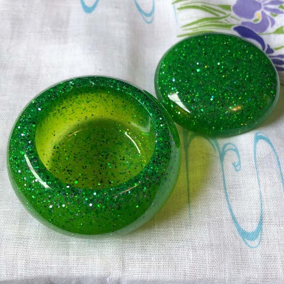 Small handmade resin container - Picture 2 of 5